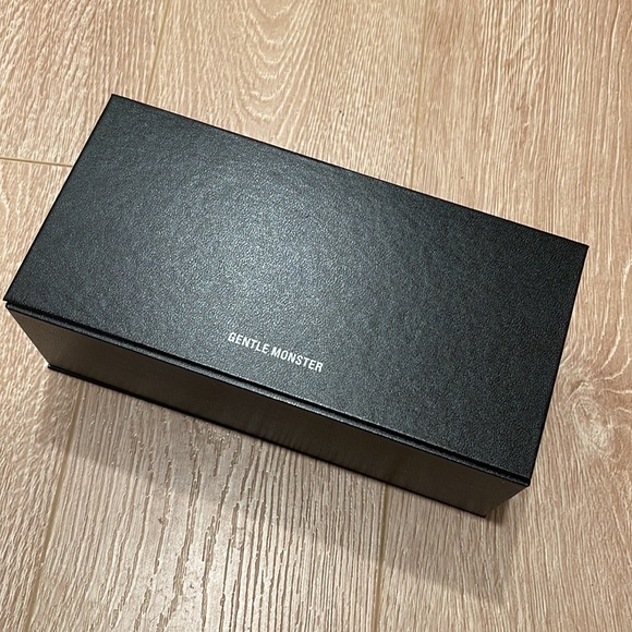 Gentle Monster glasses box and shopping bag - Picture 2 of 4